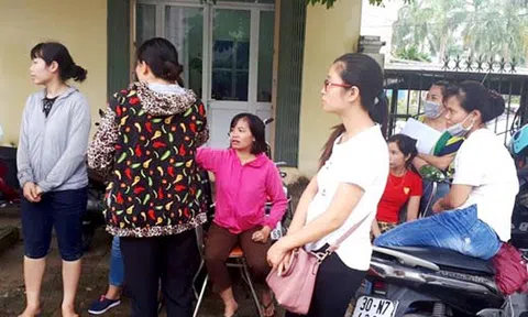 Hàng trăm giáo viên có nguy cơ mất việc: Lãnh đạo ký thừa, sao “đổ đầu” giáo viên